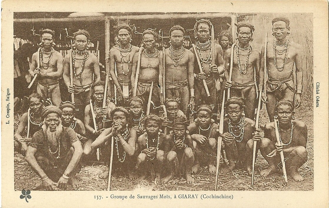 157. - Groupe de Sauvages Moïs, à GIARAY (Cochinchine)