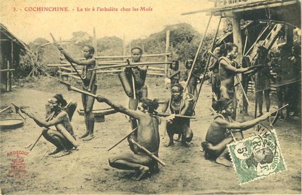 3 - COCHINCHINE. - Le tir à l'arbalète chez les Moïs
A.F. Decoly (logo) Saïgon 180