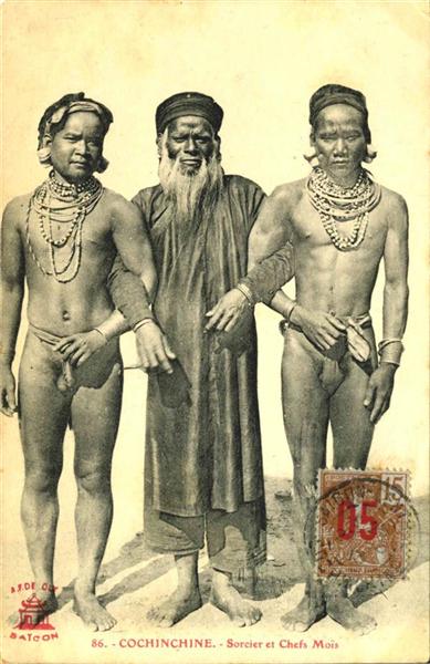 86. - COCHINCHINE - Sorcier et Chefs Moï
A.F. Decoly (logo) Saïgon