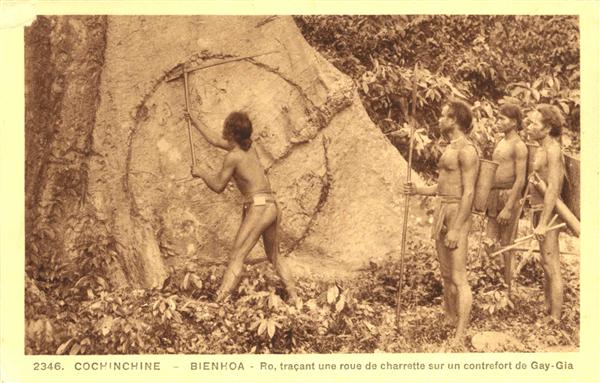 2346. COCHINCHINE - BIENHOA - Ro, traçant une roue de charrette sur un contrefort de Gay-Gia

Vers