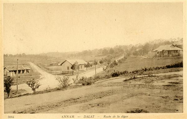 3044 ANNAM - DALAT - Route de la digue
Gravure