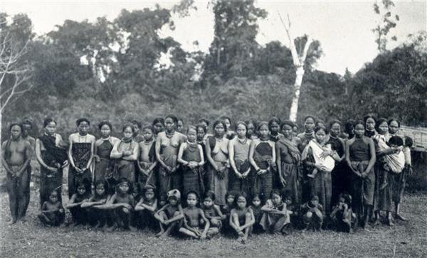 FEMMES ET ENFANTS CHO-MAS